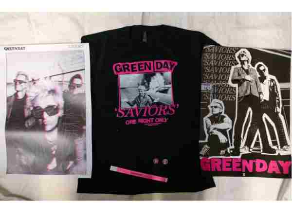 SAVIORS PROMO PACK INC. T-SHIRT, WRISTBAND, 2 BUTTONS UND 2 POSTER